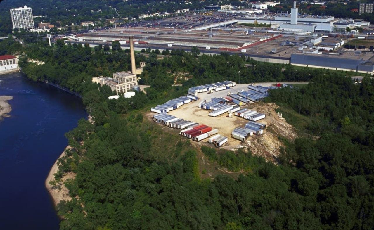 The massive Ford site along the Mississippi River in St. Paul. Photo used with the permission of the Metropolitan Design Center. ©Regents of the University of Minnesota